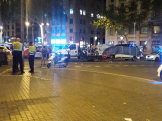 Retiran la furgoneta del atentado de Barcelona