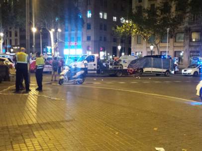 Retiran la furgoneta del atentado de Barcelona