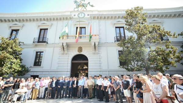 Minutos de silencio por las víctimas de Barcelona en plaza del Carmen Minutos de silencio por las víctimas de Barcelona en plaza del Carmen
