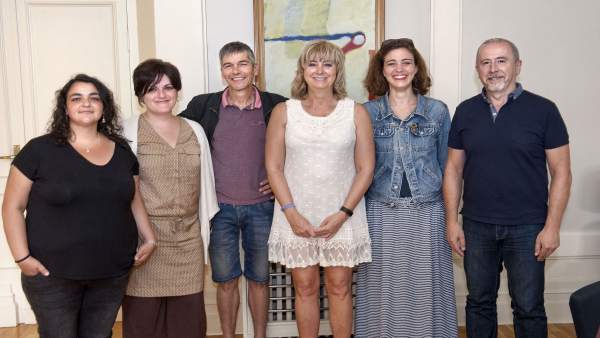 Ana Ollo con representantes de SOS Racismo Navarra Ana Ollo con representantes de SOS Racismo Navarra