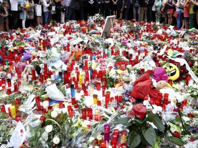 Homenaje a las víctimas en la Rambla
