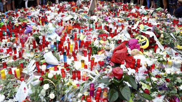 Homenaje a las víctimas en la Rambla Homenaje a las víctimas en la Rambla