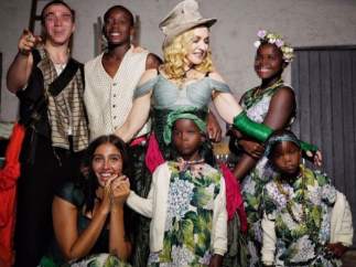 Madonna posa junto a sus hijos