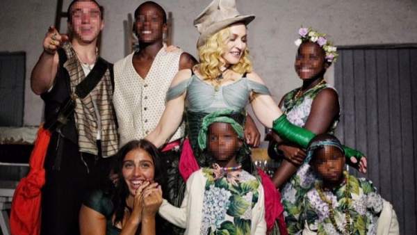 Madonna posa junto a sus hijos Madonna posa junto a sus hijos