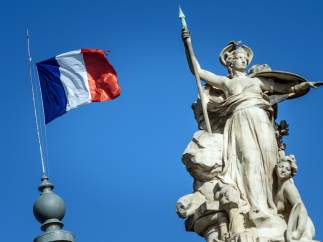 Bandera francesa a media asta