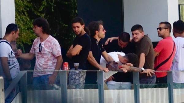 Familiares de la joven fallecida en el hospital de Valme en el tanatorio Familiares de la joven fallecida en el hospital de Valme en el tanatorio