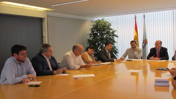 Jesús Vázquez Almuíña se reúne con representantes municipales de O Salnés Jesús Vázquez Almuíña se reúne con representantes municipales de O Salnés