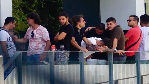 Familiares de la joven fallecida en el hospital de Valme en el tanatorio Familiares de la joven fallecida en el hospital de Valme en el tanatorio