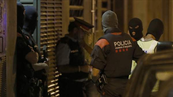 Un grupo de Mossos en un registro en Ripoll Un grupo de Mossos en un registro en Ripoll