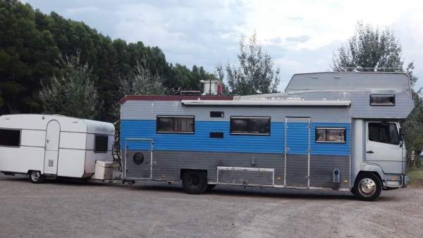 Autocaravana con remolque inmovilizada. Autocaravana con remolque inmovilizada.