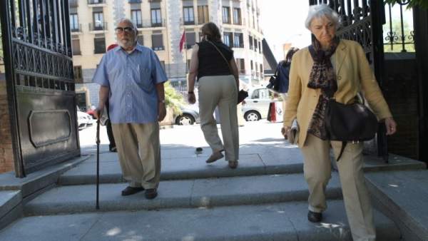 Unos jubilados de paseo por la calle Unos jubilados de paseo por la calle