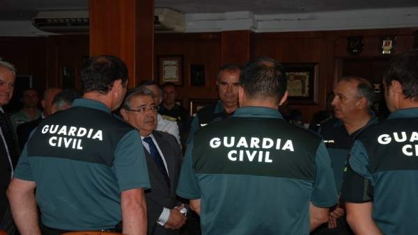 Zoido con agentes de la Guardia Civil en Algeciras Zoido con agentes de la Guardia Civil en Algeciras