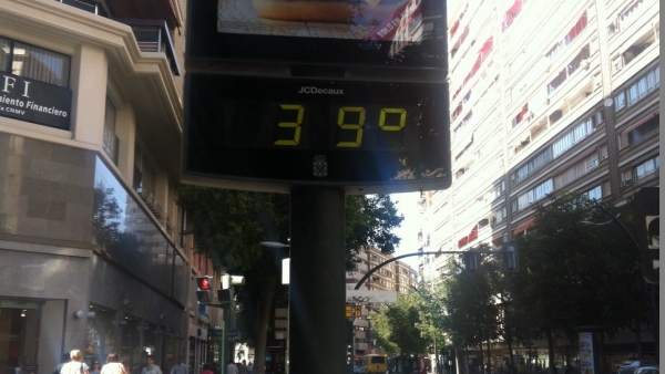 Un termómetro marca 39 grados centígrados en la Gran Vía de Murcia Un termómetro marca 39 grados centígrados en la Gran Vía de Murcia