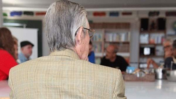 Un anciano en un centro de día de la ONG Un anciano en un centro de día de la ONG