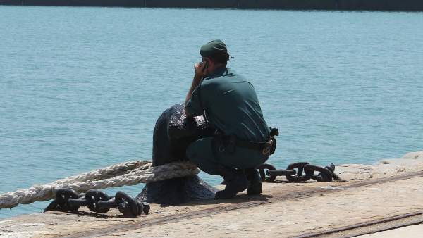 Un Agente De La Guardia Civil Un Agente De La Guardia Civil