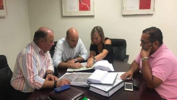 Miembros del PSOE de Cartaya con Laura Martín. Miembros del PSOE de Cartaya con Laura Martín.