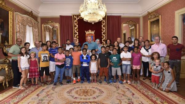 Nota De Prensa: El Ayuntamiento Recibe A Menores Saharauis Que Pasan El Verano E Nota De Prensa: El Ayuntamiento Recibe A Menores Saharauis Que Pasan El Verano E