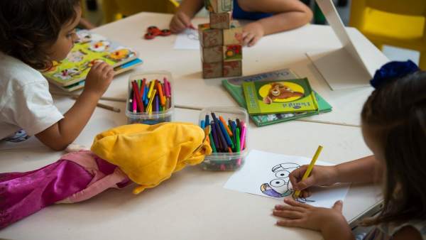 Talleres infantiles en el Centro Comercial Bahía Sur. Talleres infantiles en el Centro Comercial Bahía Sur.