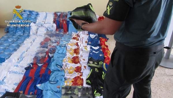 Prendas intervenidas por la Guardia Civil. Prendas intervenidas por la Guardia Civil.