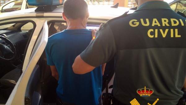 Detenido por llevar droga y agredir a los guardias civiles Detenido por llevar droga y agredir a los guardias civiles