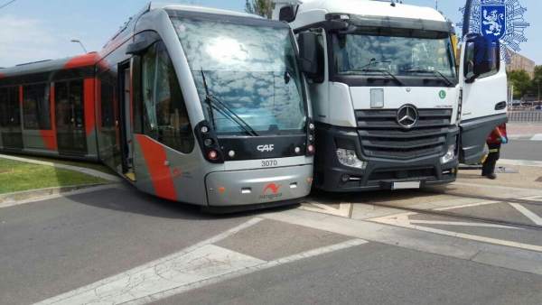 Colisión entre el camión y un tranvía Colisión entre el camión y un tranvía