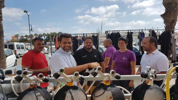 Díez de Revenga comprueba los equipos de buceo Díez de Revenga comprueba los equipos de buceo
