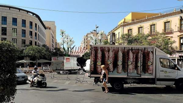 Vehículos cortan el acceso rodado al Paseo de Almería durante la feria Vehículos cortan el acceso rodado al Paseo de Almería durante la feria
