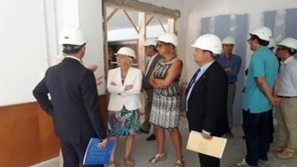 La consellera C.Ponsatí visita un instituto de Figueres La consellera C.Ponsatí visita un instituto de Figueres