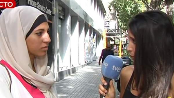 Críticas a TVE por una entrevista a una joven musulmana: "Nadie te está atacando" Críticas a TVE por una entrevista a una joven musulmana: "Nadie te está atacando"