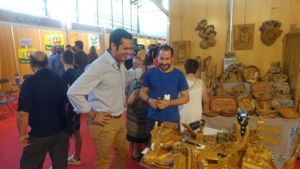 Requena (i) visita uno de los expositores de Expohuelma 2017. Requena (i) visita uno de los expositores de Expohuelma 2017.