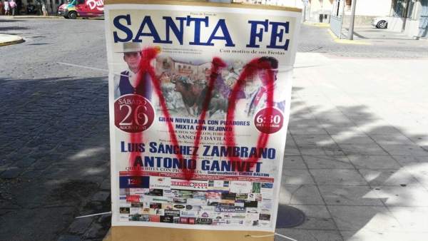 Cartel con pintada de la novillada de las fiestas municipales Cartel con pintada de la novillada de las fiestas municipales