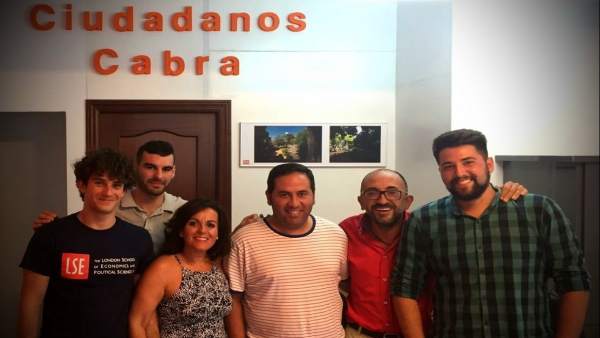 Enrique Navas con la junta directiva de Cs Cabra Enrique Navas con la junta directiva de Cs Cabra