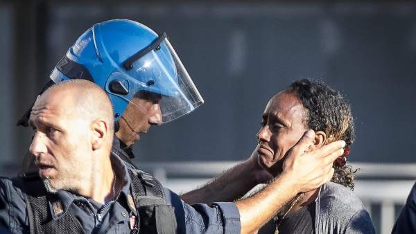 Enfrentamientos de la Policía con inmigrantes Enfrentamientos de la Policía con inmigrantes