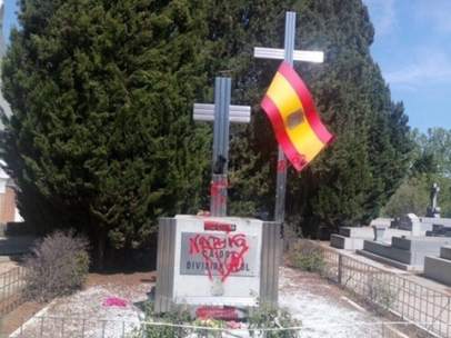 Pintadas en uno de los túmulos dedicados a la División Azul