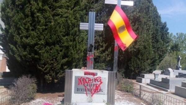 Pintadas en uno de los túmulos dedicados a la División Azul Pintadas en uno de los túmulos dedicados a la División Azul