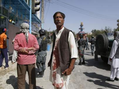 Civiles afganos durante el ataque suicida a una mezquita de minoría chií en Kabul.