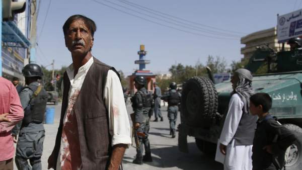 Civiles afganos durante el ataque suicida a una mezquita de minoría chií en Kabul. Civiles afganos durante el ataque suicida a una mezquita de minoría chií en Kabul.