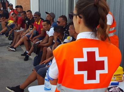 Los sanitarios atienden a los inmigrantes
