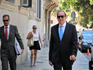 El ex presidente del PP de Palma, José María Rodríguez, junto a su abogado