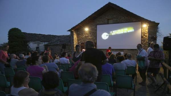 Público en la Muestra de Cine Más Pequeña del Mundo, en Ascaso de noche Público en la Muestra de Cine Más Pequeña del Mundo, en Ascaso de noche