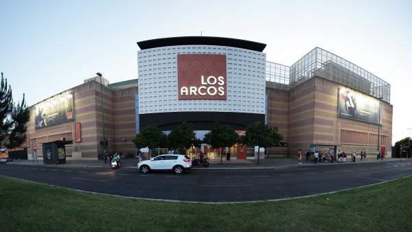 Fachada principal del Centro Comercial Los Arcos. Fachada principal del Centro Comercial Los Arcos.
