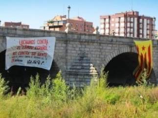 Estelada en el puente de Segovia (Madrid).