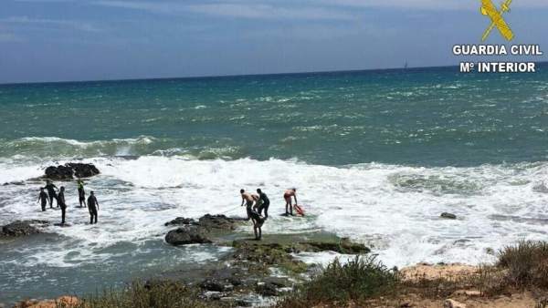 Rescate de los dos bañistas en Torrevieja Rescate de los dos bañistas en Torrevieja
