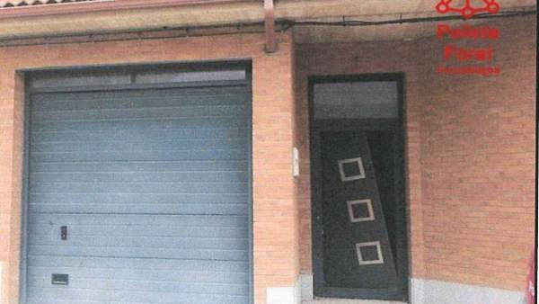Puerta de entrada a la vivienda dañada. Puerta de entrada a la vivienda dañada.
