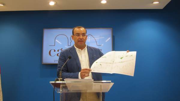 Rafael Mateos muestra el plano de la avenida de la Hispaniad de Cáceres Rafael Mateos muestra el plano de la avenida de la Hispaniad de Cáceres