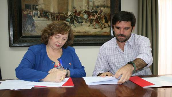 La consejera Elizalde y el alcalde Larrarte firman el convenio de colaboración. La consejera Elizalde y el alcalde Larrarte firman el convenio de colaboración.