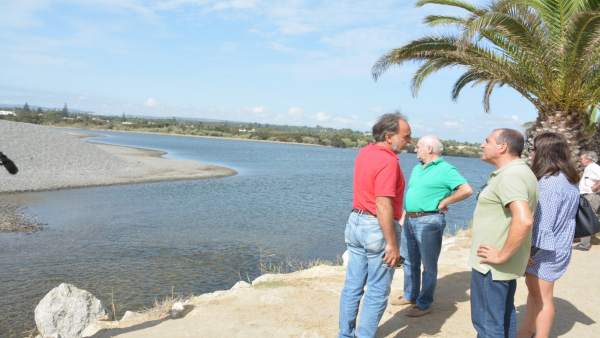 Visita del Ayuntamiento a la bocana obstruída del río Visita del Ayuntamiento a la bocana obstruída del río