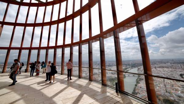 Interior de Torre Pelli, en Sevilla, que incluye un hotel de Hotusa Interior de Torre Pelli, en Sevilla, que incluye un hotel de Hotusa