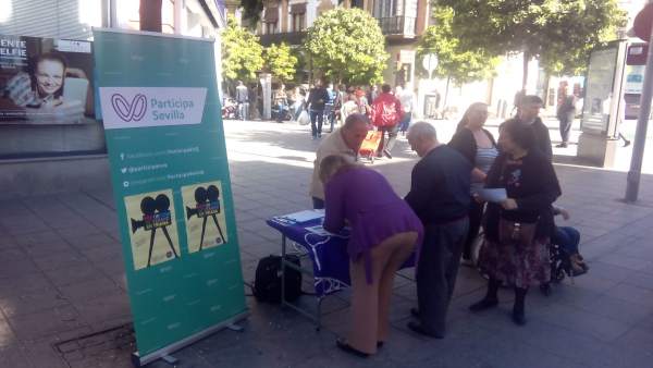 Recogida de firmas en Triana. Recogida de firmas en Triana.