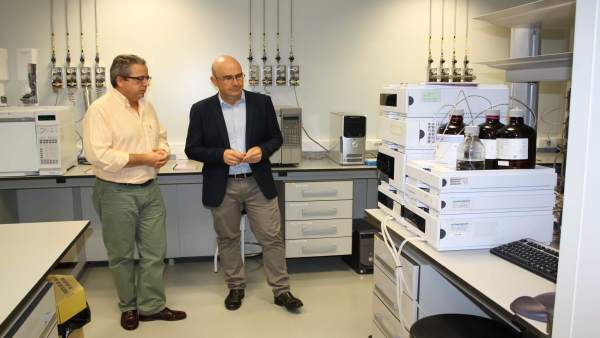 Carmona (dcha.) visita las instalaciones de Pharmex Carmona (dcha.) visita las instalaciones de Pharmex